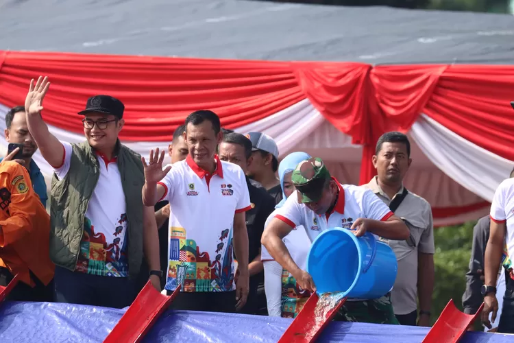 Penebaran benih ikan memperingati HJB ke-543 di Situ Plaza Cibinong, Kabupaten Bogor, Kamis, 12 Juni 2025. (Diskominfo)
