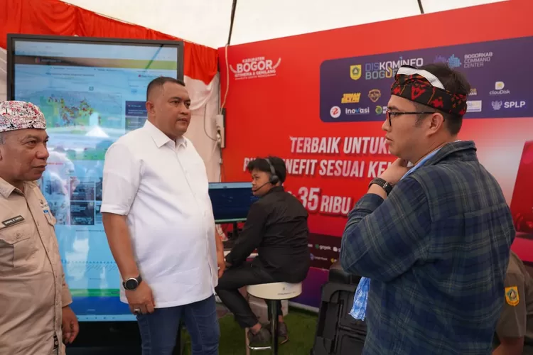 Bupati Bogor Rudy Susmanto saat mengunjungi stan Diskominfo di Kabogorfest 2025 di area Stadion Pakansari, Cibinong. (Diskominfo)