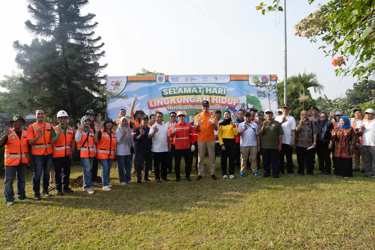 Asisten Perekonomian dan Pembangunan serta Kadis LH Kabupaten Bogor Kunjungi Pabrik Indocement di Citeureup (Istimewa)