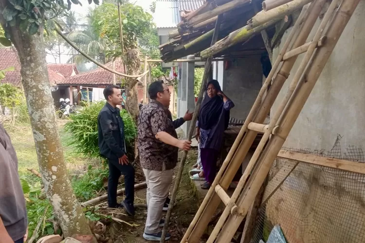 Camat Cigombong R.E Irwan Somantri saat meninjau kondisi rumah Mak Atih di kampung Pasir Jawa, Desa Pasir Jaya, Kecamatan Cigombong, Kabupaten Bogor. (Anto)
