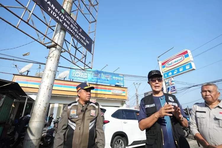 Wali Kota Sukabumi Ayep Zaki saat memimpin penertiban reklame ilegal di&nbsp;sepanjang ruas Jalan Provinsi, Lingkar Selatan,&nbsp;Sabtu, 14 Juni 2025. (Dokpim)