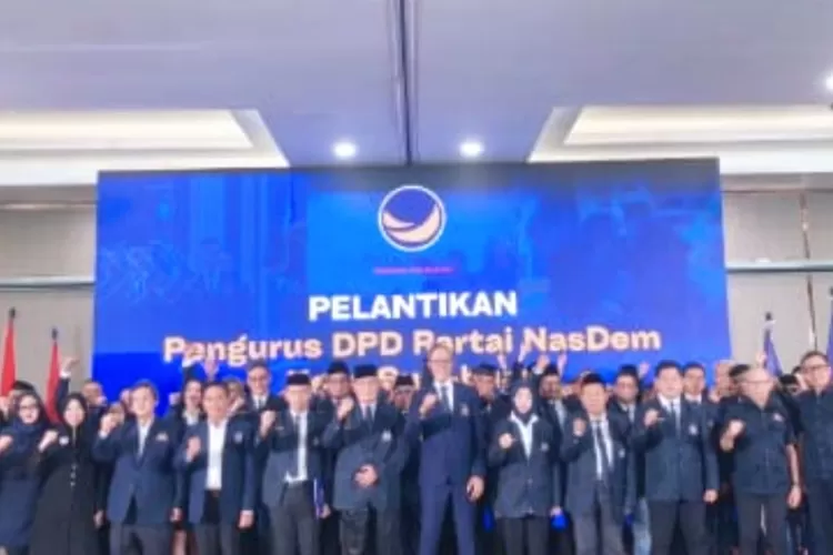 Foto bersama dalam kegiatan pelantikan Ketua dan jajaran pengurus Partai Nasdem Kota Sukabumi. 