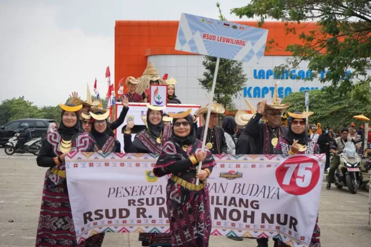 Penampilan&nbsp;RSUD Raden Mohamad Noh Nur Leuwiliang saat helaran Budaya HJB ke-543, Sabtu, 14 Juni 2025. (RSUD Leuwiliang)