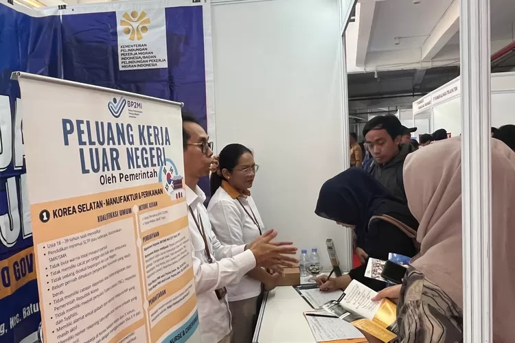 Pencari kerja memadati area Job Fair 2025 Bogor Istimewa di Stadion Pakansari, Cibinong, Kabupaten Bogor, Senin, 16 Juni 2025. (Fahriza)