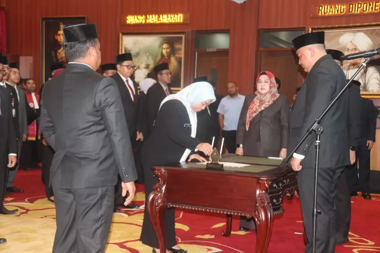 Bupati Bogor Rudy Susmanto saat melantik 25 pejabat di Pendopo Bupati Bogor, Selasa, 17 Juni 2025. (Diskominfo)