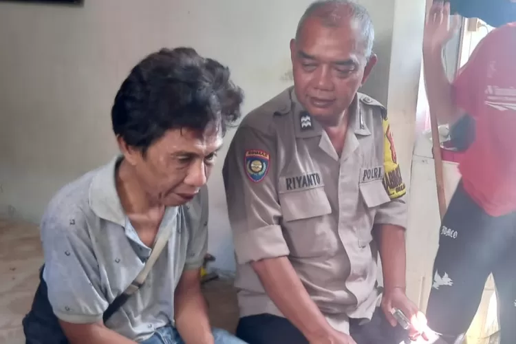 Petugas kepolisian mengamankan pelaku maling Hp dari amukan massa.  (Humas Polresta Bogor Kota)