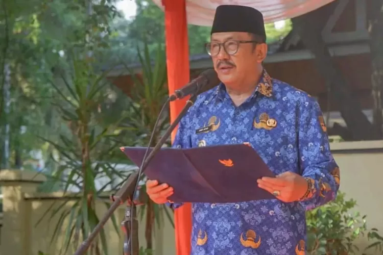 Bupati Sukabumi Asep Japar saat memimpin Upacara KORPRI Tingkat Kabupaten Sukabumi di Halaman Parkir Sekretariat Daerah, Palabuhanratu, Selasa,17 Juni 2025. (Dokpim)