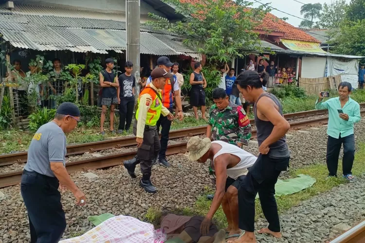 Evakuasi korban meninggal tertabrak kereta api di Cilebut Timur, Kecamatan Sukaraja, Kabupaten Bogor. (Ist)