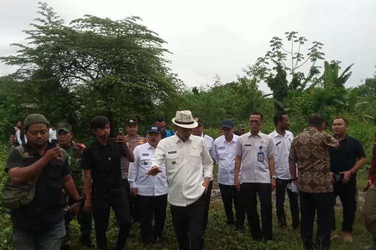 Wakil Bupati Bogor Jaro Ade saat meninjau rencana pembangunan jalan tambang di Rumpin, Kabupaten Bogor, Rabu, 18 Juni 2025. (Nasir)