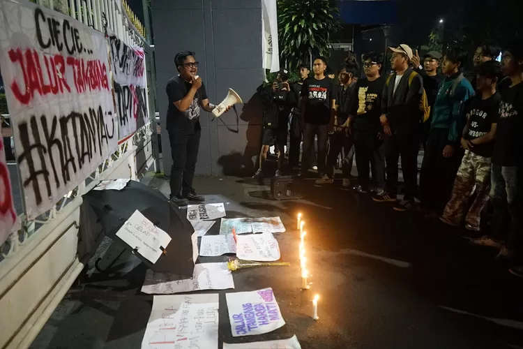 Mahasiswa dan warga yang berjalan kaki dari Rumpin tiba di gerbang kantor Bupati Bogor untuk menyampaikan tuntutan terkait persoalan tambang, Kamis, 19 Juni 2025. (Arifin - Metropolitan)