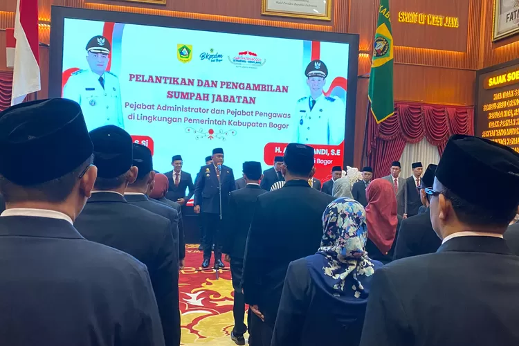 Bupati Bogor Rudy Susmanto saat melantik pejabat di Pendopo Bupati Bogor, Cibinong, 19 Juni 2025 malam. (Panca)
