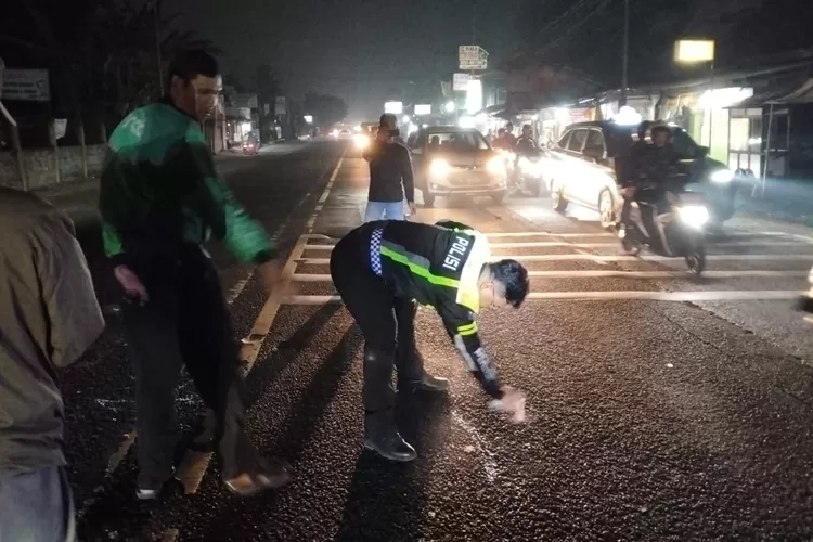 Polisi olah TKP kecelakaan maut di Jalan Raya Parung Bogor. (Mulya Diva)