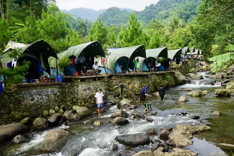 Pengunjung saat menikmati wisata di Lembah Cipanasa Kelapa Tiga di Desa Wisata Ciasmara, Pamijahan, Kabupaten Bogor. Pemkab Bogor menargetkan 13 juta kunjungan wistatawan selama 2025. (Arifin - Metropolitan)