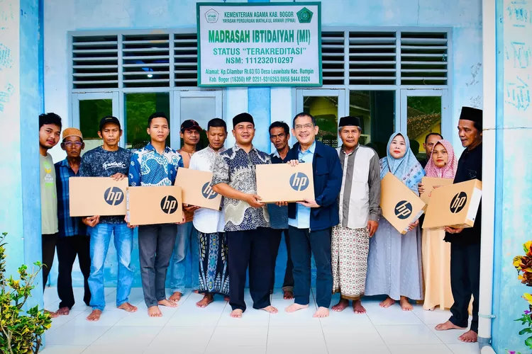 Anggota DPR RI dari Fraksi Nasdem Asep Wahyuwijaya  atau Kang AW saat menyalurkan bantuan laptop untuk sekolah di Kabupaten Bogor. (Ist)