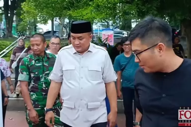Ketua DPRD Kabupaten Bogor Sastra Winara bersama Bupati Bogor Rudy Susmanto saat mengunjungi pameran foto PFI Bogor di Situ Plaza Cibinong, Jumat, 20 Juni 2025. (Ist)