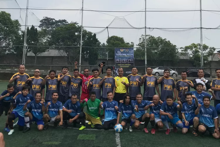 Foto bersama dalam acara Trofeo Mini Soccer yang diselenggarakan PWI Korwil II Jawa Barat di Cianjur. 