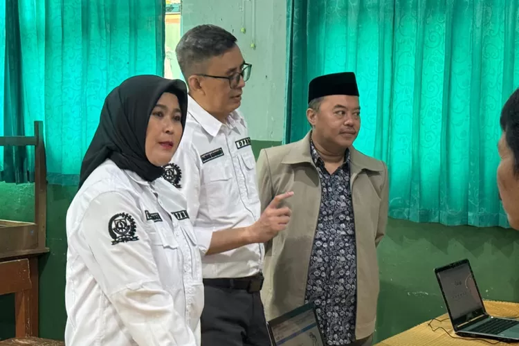 Komisi 3 DPRD Kota Sukabumi saat sidak SPMB ke sekolah. (Ist)