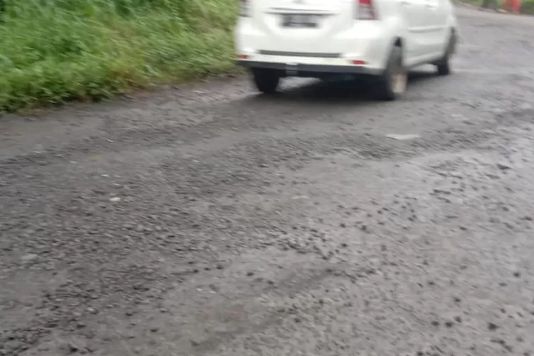 perbaikan Jalan Cipanas 1, tepatnya di belakang Santasea Waterpark, Kota Sukabumi dinilai asal-asalan (UM)