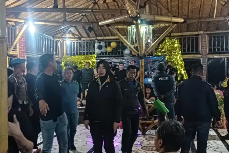 Polisi saat menggerebek salah satu vila di Puncak Bogor yang diduda dijadikan tempat pesta LGBT. (Polsek Megamendung)