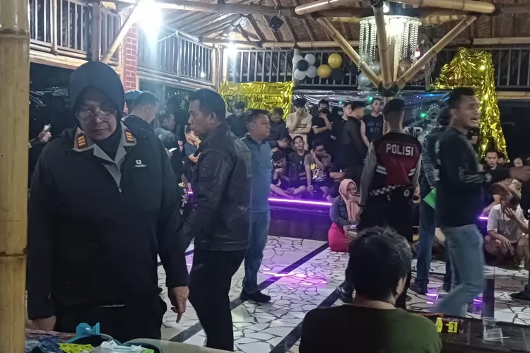 Polisi saat menggerebek dugaan pesta gay di salah satu vila di Puncak Bogor, tepatnya di Kecamatan Megamendung, Kabupaten Bogor. (Ist)