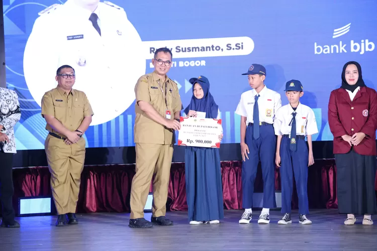Sekda Kabupaten Bogor saat menyerahkan Beasiswa Istimewa di Auditorium Setda, Cibinong, Senin, 23 Juni 2025. (Diskominfo)