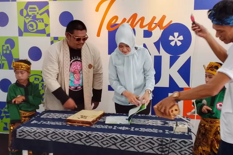 Plt Kepala Disbdupar Kabupaten Bogor Ria Marlisa saat peluncuran Buku Profil Produk dan Jasa Ekonomi Kreatif (Produktif) Edisi Ketiga&nbsp;di Kabogorfest 2025 di Stadion Pakansari, Cibinong,&nbsp;Selasa, 24 Juni 2025. (Ist)