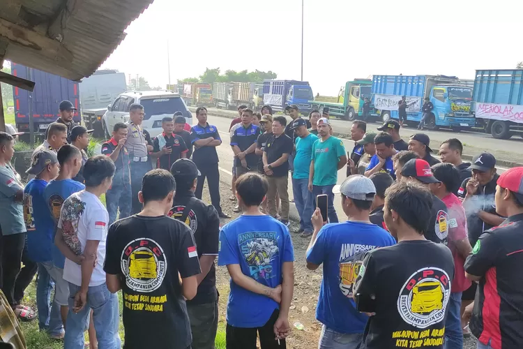 Unjuk&nbsp;rasa sopir truk menolak RUU ODOL di sepanjang jalur Lingkar Selatan Kota Sukabumi, Selasa, 24 Juni 2025. (UM)