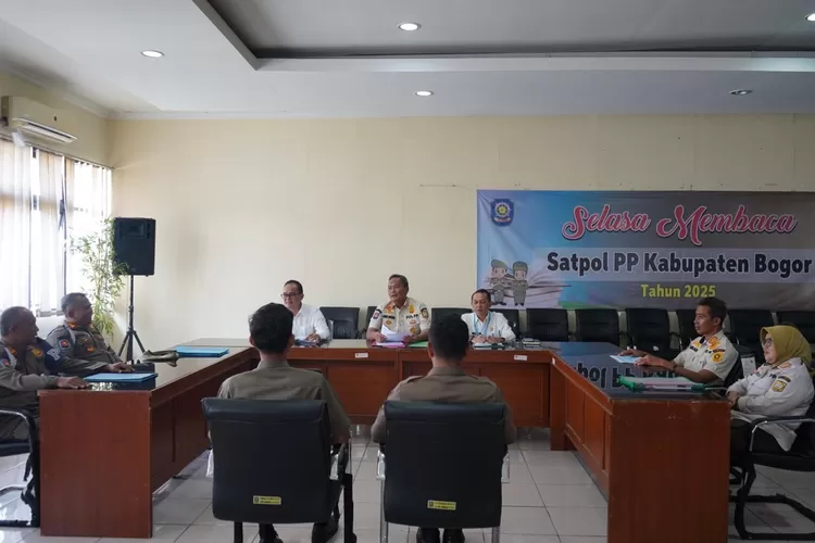 Majelis Kode Etik Satpol PP Kabupaten Bogor saat menyidang dua anggota yang bolos kerja, Rabu, 25 Juni 2025. (Panca)