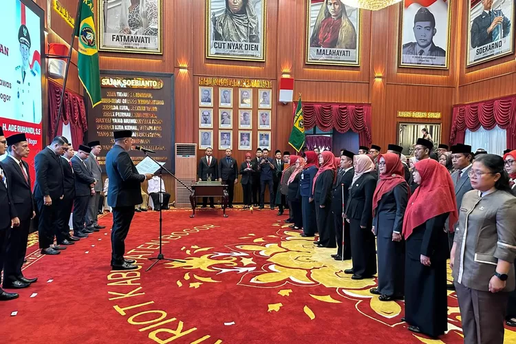 Bupati Bogor Rudy Susmanto saat melantik pejabat Eselon III dan IV di Pendopo Bupati Bogor, Cibinong, Kamis, 26 Juni 2025. (Diskominfo)