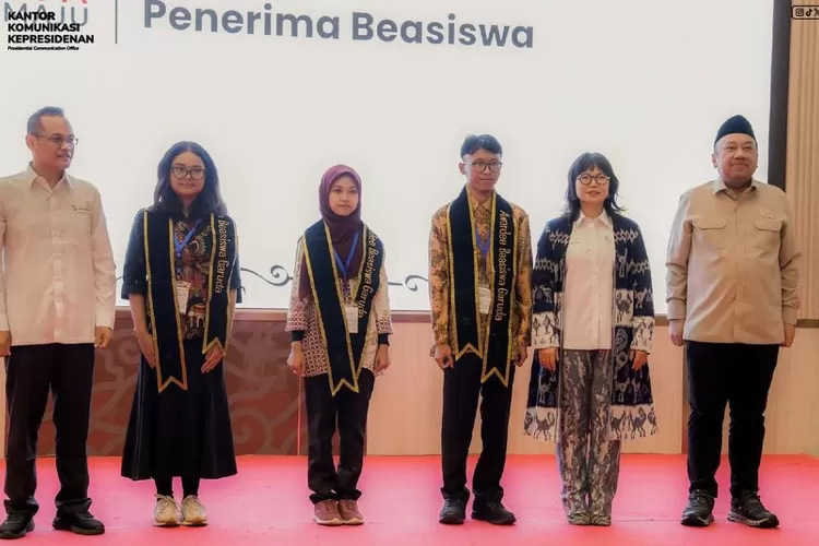 pelajar asal Leuwiliang, Kabupaten Bogor, Zaskia Zahra (ketiga dari kiri) menerima Beasiswa Garuda untuk kuliah di Toronto, Kanada. (Kantor Komunikasi Kepresidenan)