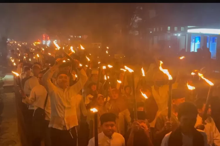 Ribuan warga mengikuti pawai obor di Jalan Tegar Beriman, Cibinong, Kabupaten Bogor, Kamis, 26 Juni 2025 malam. (Riza)