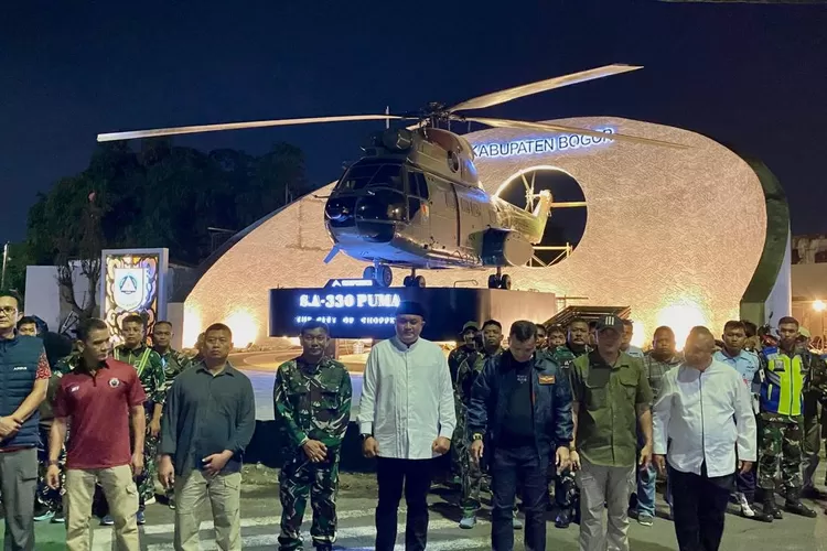 Bupati Bogor Rudy Susmanto bersama jajaran saat meninjau pembangunan Tugu Helikopeter di Simpang Sentul Jalan Raya Bogor Jakarta, Cibinong. (Ist)