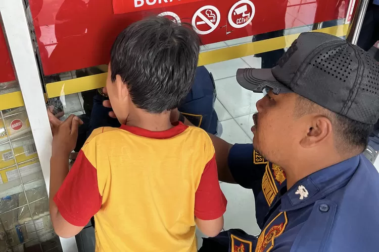 Damkar membantu melepaskan jari bocah yabg terjepit di Alfamart di Bojongbaru, Kecamatan Bojonggede, Kabupaten Bogor, Sabtu, 28 Juni 2025. (Damkar Kabupaten Bogor)