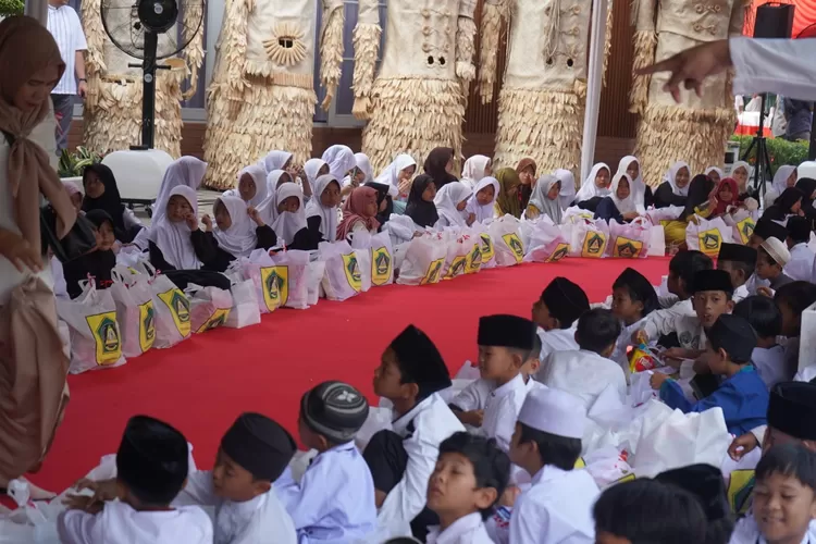 Santunan yatim memperingati tahun baru Islam di Pendopo Bupati, Cibinong, Kabupaten Bogor, Jumat, 27 Juni 2025. (Diskominfo)