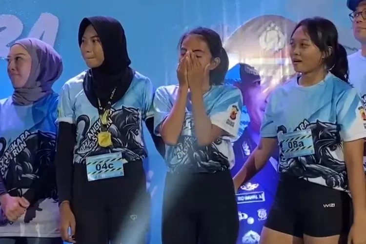 Para finalis Bhayangkara Dash Run 2025 menangis haru usai perlombaan yang digelar Polres Bogor di Jalan Tegar Beriman, Cibinong, Kabupaten Bogor, Sabtu, 28 Juni 2025 malam. (Panca)
