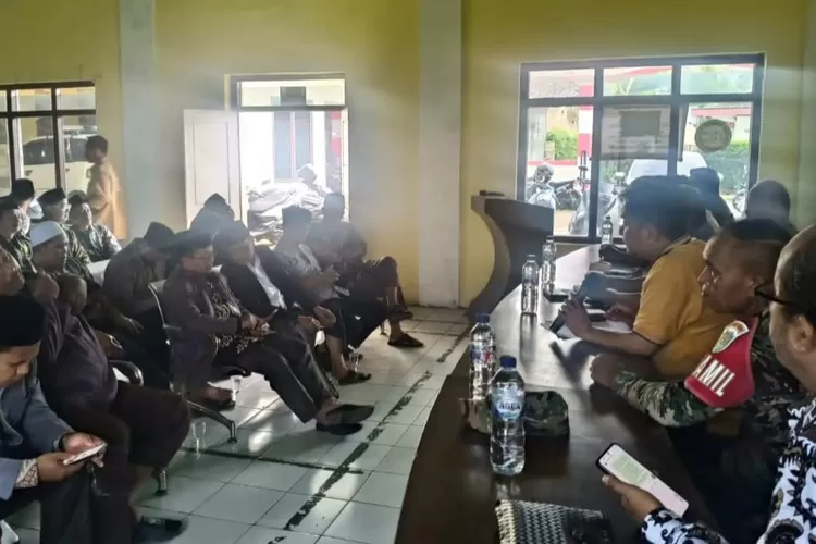 Mediasi kisruh alih fungsi rumah singgah jadi tempat kegiatan ibadah di Desa Tangkil, Kecamatan Cidahu, Kabupaten Sukabumi berakhir Damai.  (UM)