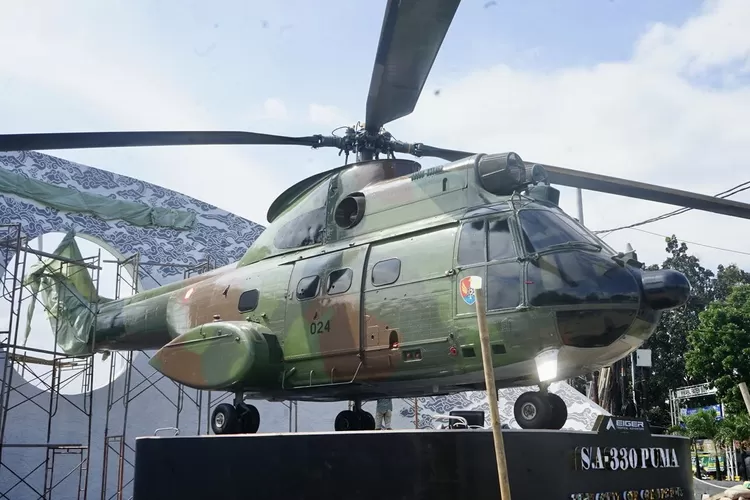 Tugu Helikopter Puma yang dibangun Pemkab Bogor di Simpang Sentul, Cibinong, Kabupaten Bogor. (Arifin - Metropolitan)