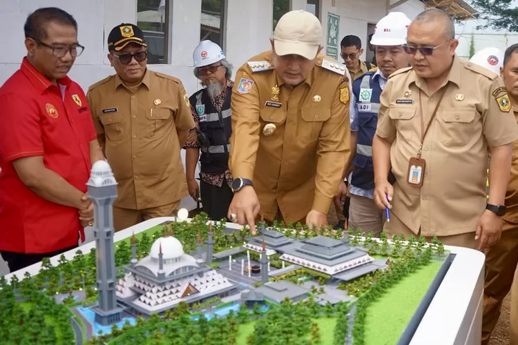 Bupati Bogor Rudy Susmanto dan jajaran saat mengecek maket Masjid Raya Kabupaten Bogor di lokasi pembangunan di area Stadion Pakansari, Cibinong, Kabupaten Bogor, Senin, 30 Juni 2025. (Arifin - Metropolitan)
