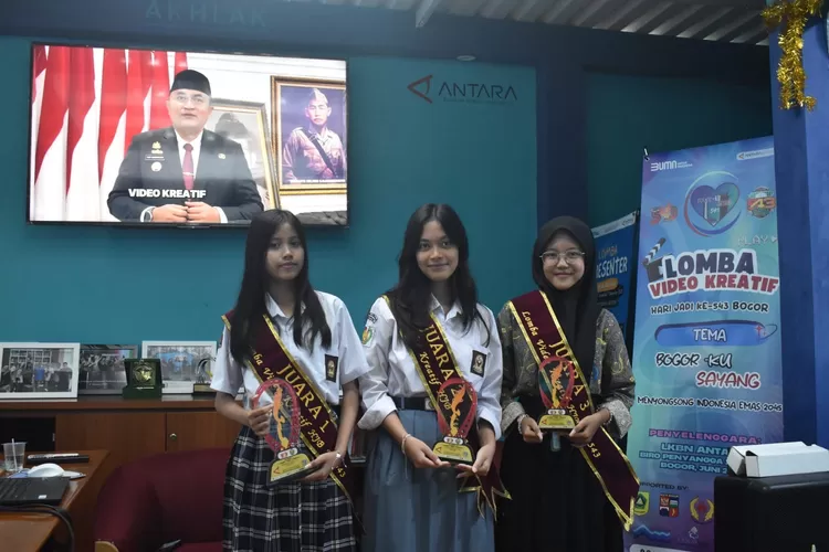 Penyerahan&nbsp;hadiah lomba video kreatif di Kantor Biro Penyangga Jakarta LKBN Antara, Kota Bogor, Senin 30, Juni 2025. (Ist)