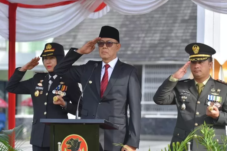 Wali Kota Sukabumi Ayep Zaki saat menjadi inspektur upacara peringatan Hari Bhayangkara ke-79 di Lapangan Merdeka, Selasa, 1 Juli 2025. (Ist)