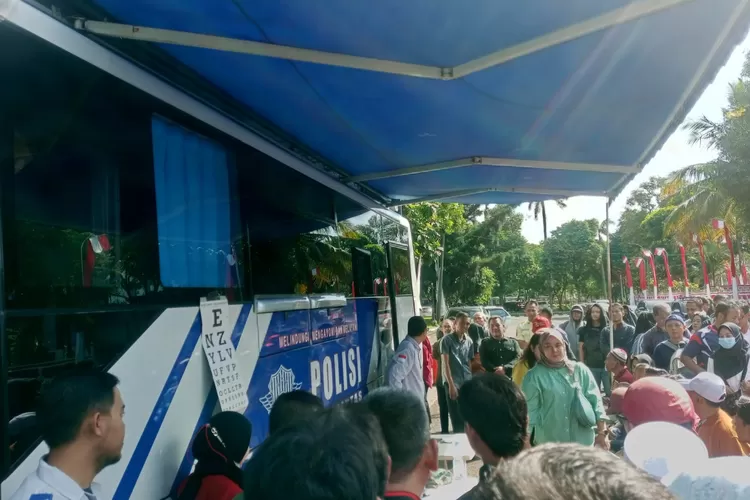 Layanan SIM gratis yang digelar Polres Bogor di Lapangan Tegar Beriman, Cibinong, Selasa, 1 Juli 2025 diserbu warga. (Fahriza)
