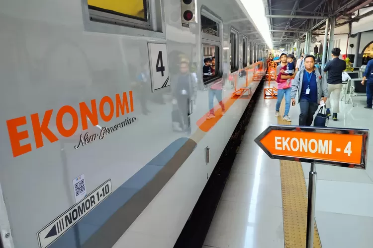 Kereta ekonomi new generation relasi Bogor - Sukabumi (KAI)