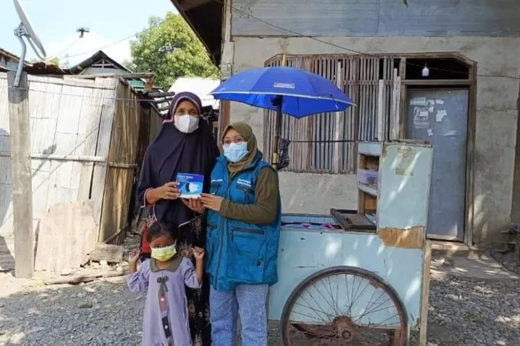 Ibu-ibu dan anak-anak mendapat bantuan masker sebagai alat pelindung di tengah terjadinya erupsi Lewotobi Laki-laki