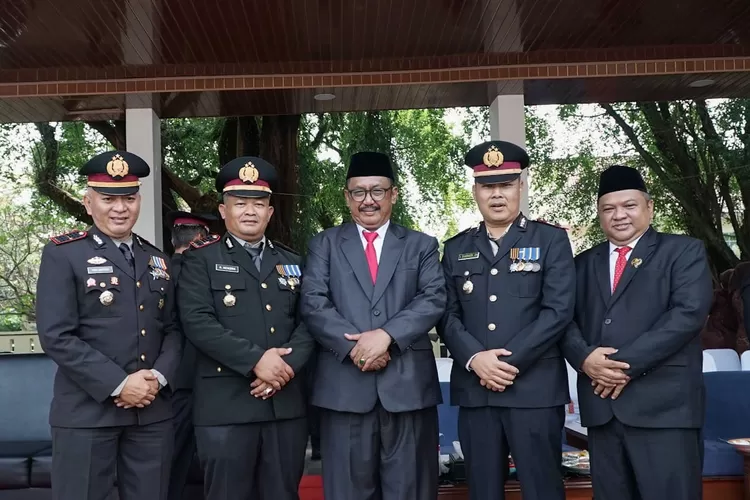 Ketua DPRD Kabupaten Sukabumi Budi Azhar Mutawali bersama Forkopimda saat mengikuti upacara peringatan Hari Bhayangkara ke-79 di Alun-alun Palabuhanratu, Selasa, 1 Juli 2025. (Ist)