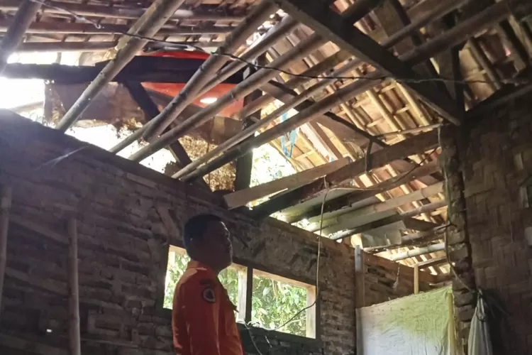 Salah satu rumah di Desa Barengkok, Kecamatan Leuwiliang, Kabupaten Bogor yang alami kerusakan usai diterjang angin kencang. (BPBD)