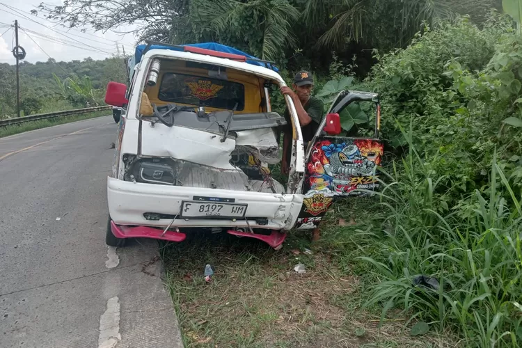Kecelakaan mobil tahu bulat di Jalan Raya Cigelung - Jasinga, Desa Wirajaya, Kecamatan Jasinga pada Selasa, 1 Juli 2025. (Ist)