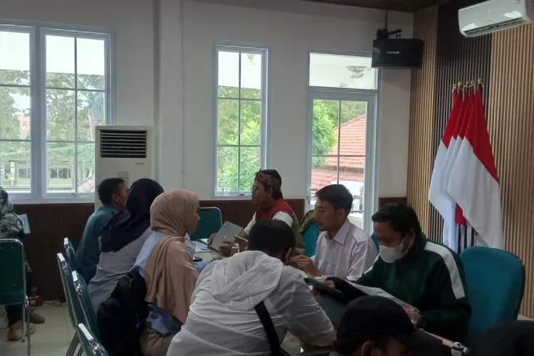 orang tua murid mendatangi kantor Disdik Kabupaten Bogor di Cibinong untuk mengurus SPMB, Rabu, 2 Juli 2025. (Ist)