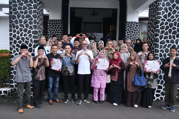 Penyerahan bantuan hibah kepada 27 Lembaga Kesejahteraan Sosial Anak (LKSA) di Balai Kota Sukabumi, Kamis, 3 Juli 2025. (Ist)
