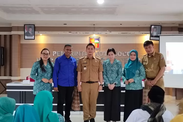 Foto bersama dalam kegiatan pisah sambut Camat Bogor Tengah dari Teofilo Patrocinio ke Dheri Wiriadirama.  (Taufik Metropolitan)