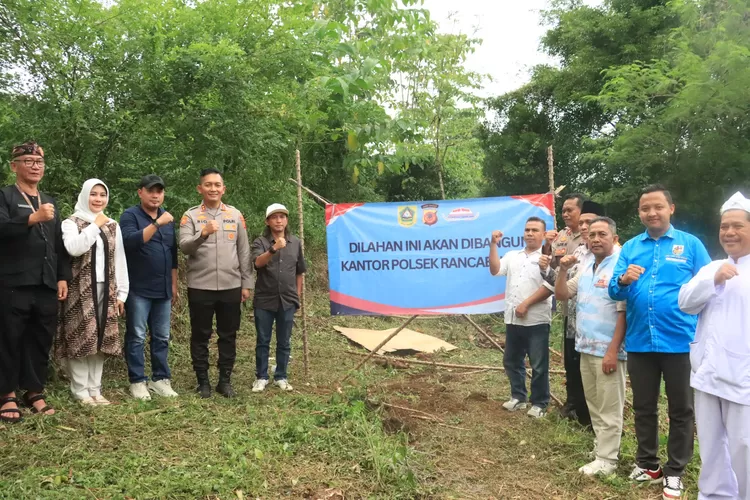 Kapolres Bogor AKBP Rio Wahyu Anggoro beserta Muspika meninjau&nbsp;lahan yang akan dibangun gedung Polsek Rancabungur, Sabtu, 5 Juli 2025. (Polres Bogor)